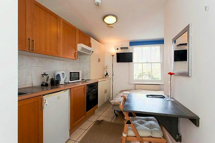 Studio To Rent In West Cromwell Road, Earls Court, London, SW5