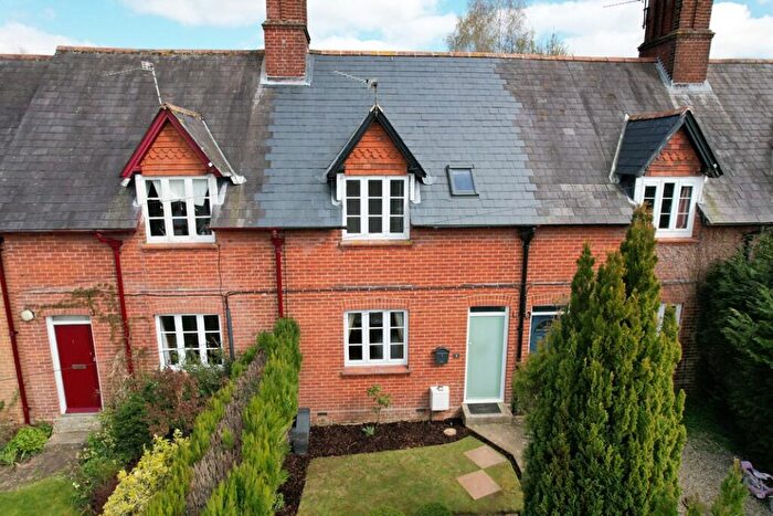 2 Bedroom Terraced House For Sale In Vinns Lane, RG25