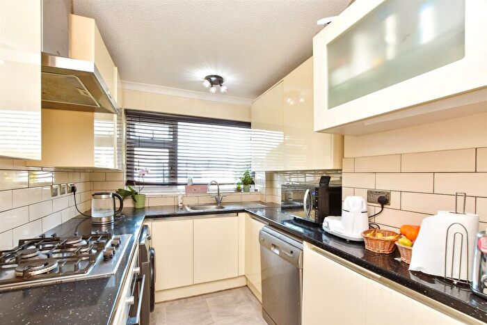 2 Bedroom Flat For Sale In Overton Road, Sutton, Surrey, SM2