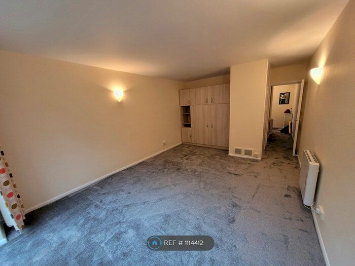 Studio To Rent In Court Royal, London, SW15