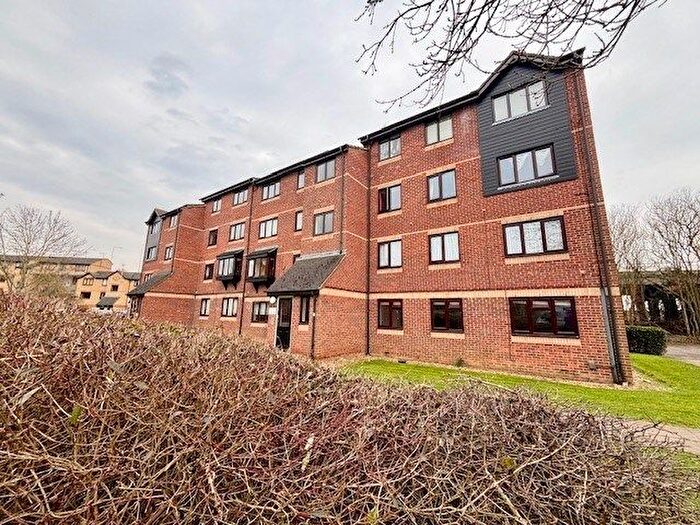 2 Bedroom Flat To Rent In Chestnut Road, Basildon, SS16