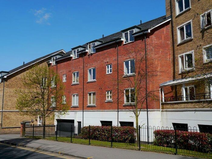 2 Bedroom Flat To Rent In Aveley House, Iliffe Close, Reading, RG1