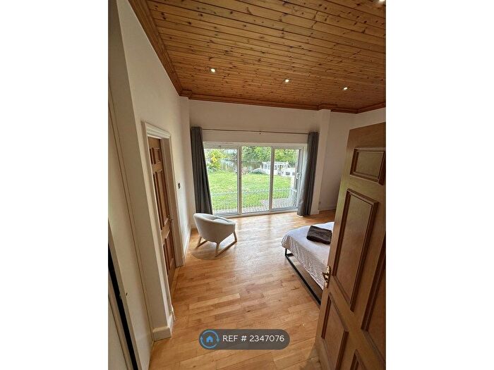 1 Bedroom Flat To Rent In Hamhaugh Island, Shepperton, TW17