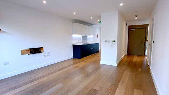 3 Bedroom Flat To Rent In West Parkside, Greenwich, SE10