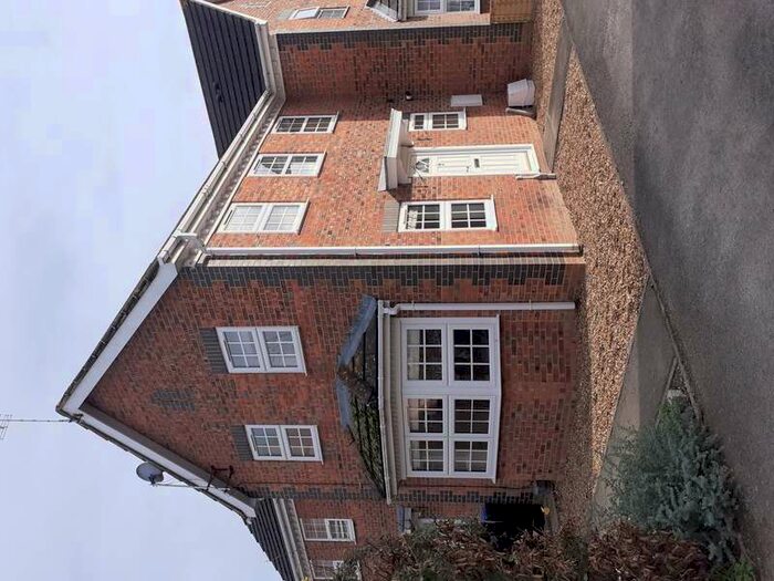 2 Bedroom Mews House To Rent In Avocet Way, Aylesbury, HP19