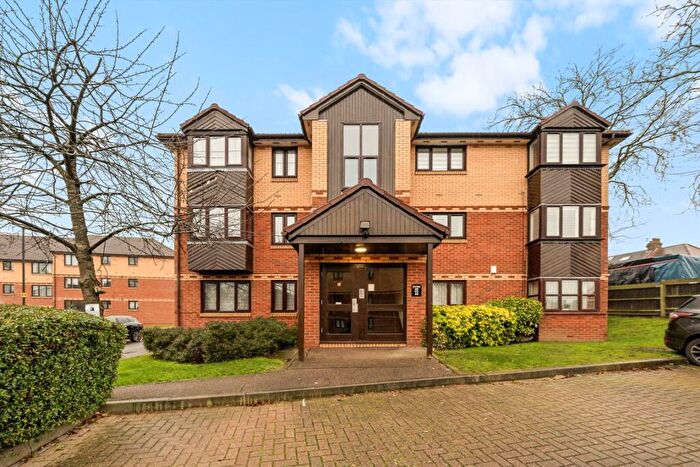 2 Bedroom Flat For Sale In Medesenge Way, London, N13