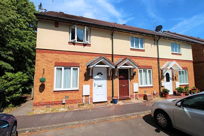 2 Bedroom End Of Terrace House To Rent In Knaphill, Woking, GU21