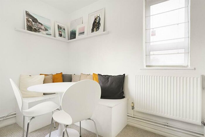 1 Bedroom Flat For Sale In Donnington Road, Willesden, London, NW10