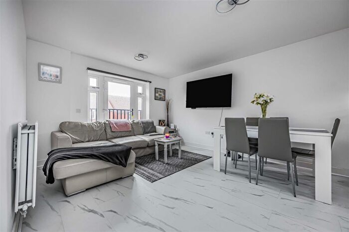 2 Bedroom Flat For Sale In Coddington Grove, Waterlooville, PO8