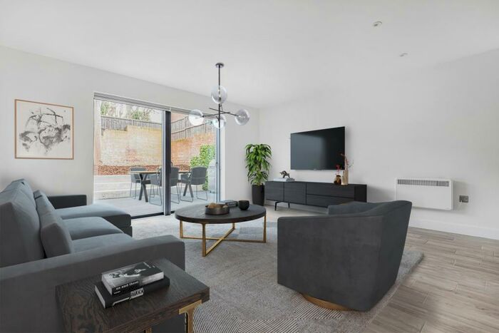 3 Bedroom Flat To Rent In Baring Road London, SE12