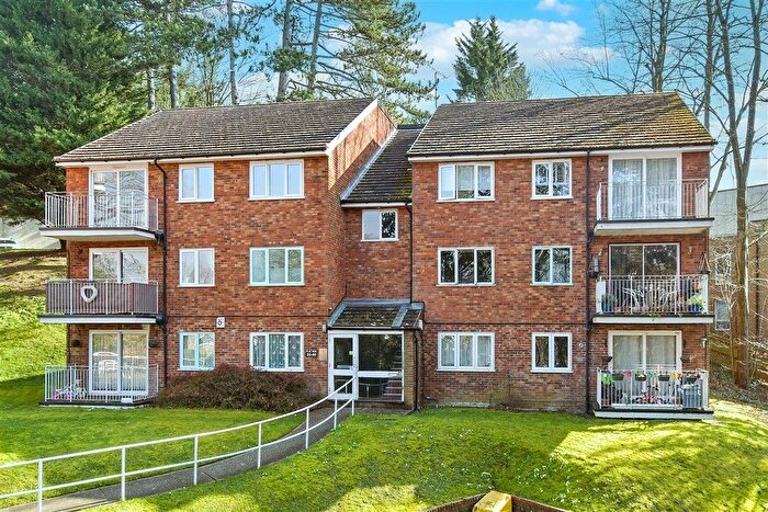 2 Bedroom Flat For Sale In Court Bushes Road, Whyteleafe, Surrey, CR3
