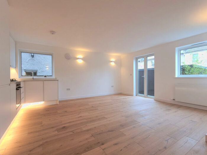 2 Bedroom Flat To Rent In Quarry Court, Dunstans Grove, London, SE22