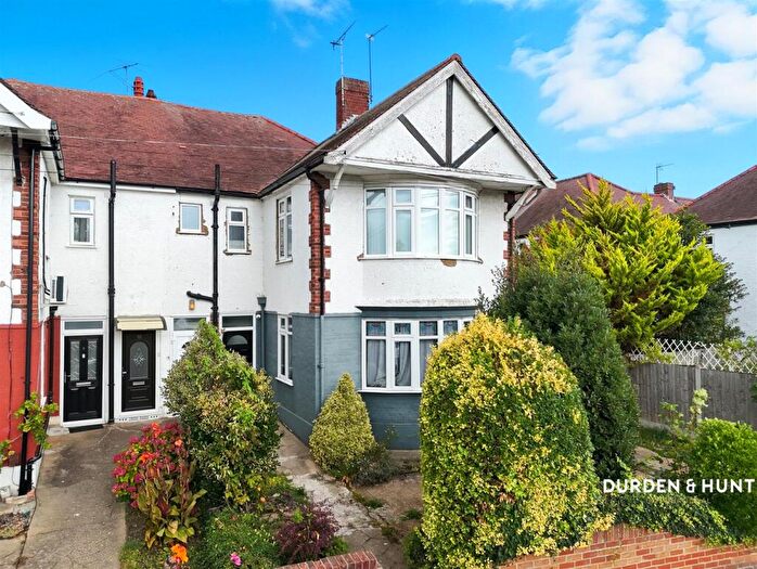 3 Bedroom Maisonette For Sale In Veronique Gardens, Barkingside, IG6