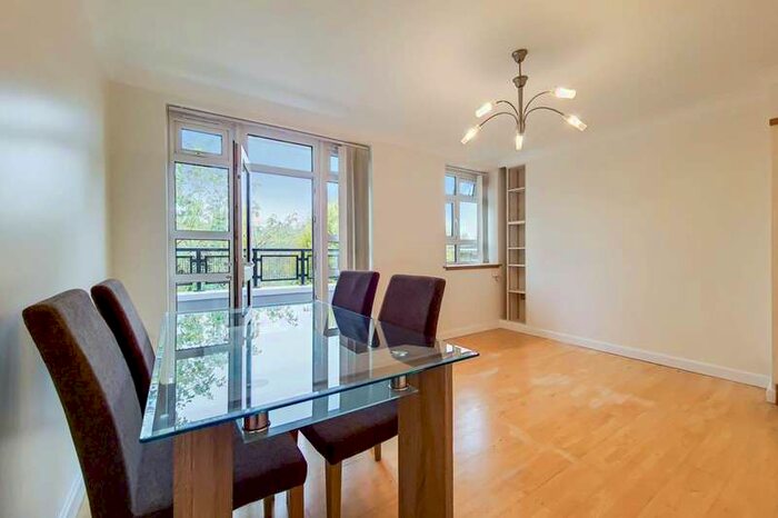 3 Bedroom Flat To Rent In Champion Hill, Denmark Hill, SE5