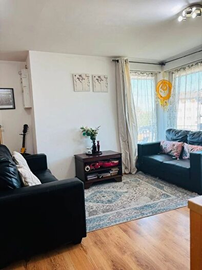 2 Bedroom Flat To Rent In Blackburn Way, Hounslow, TW4