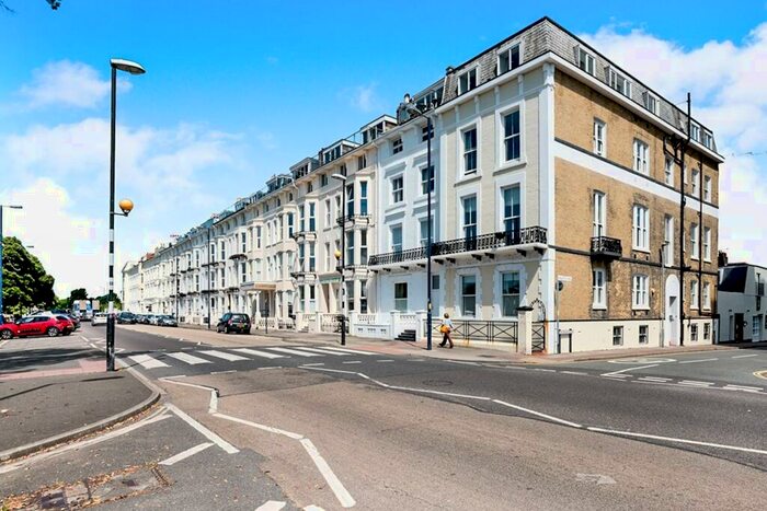 1 Bedroom Flat To Rent In South Parade, Southsea, Hampshire, PO5