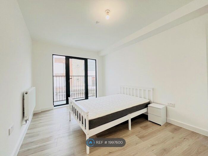 3 Bedroom Flat To Rent In Mitcham Road, London, SW17