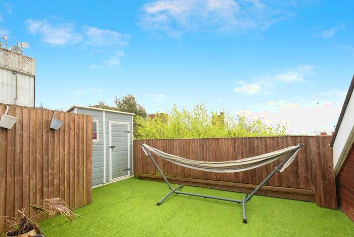 1 Bedroom Flat For Sale In High Street, Leatherhead, Surrey, KT22