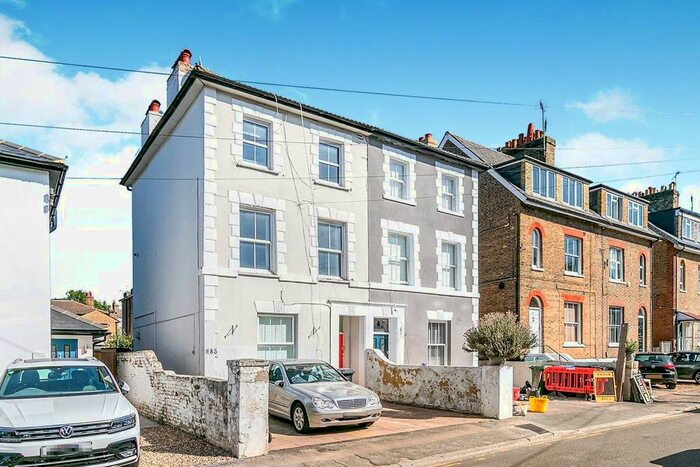 1 Bedroom Flat To Rent In Cleaveland Road, Surbiton, KT6