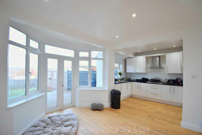 4 Bedroom Semi-Detached House To Rent In Chase Way, London, N14