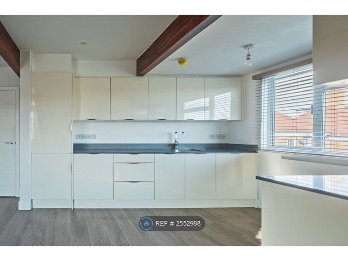 2 Bedroom Flat To Rent In Kingsgate Avenue, London, N3