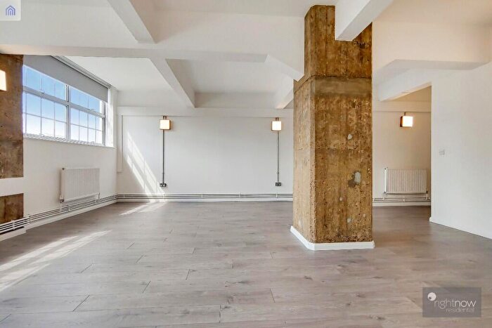 Studio To Rent In Kingsland Road, London, E2