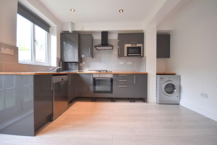 4 Bedroom Flat To Rent In Aldren Road, London, SW17