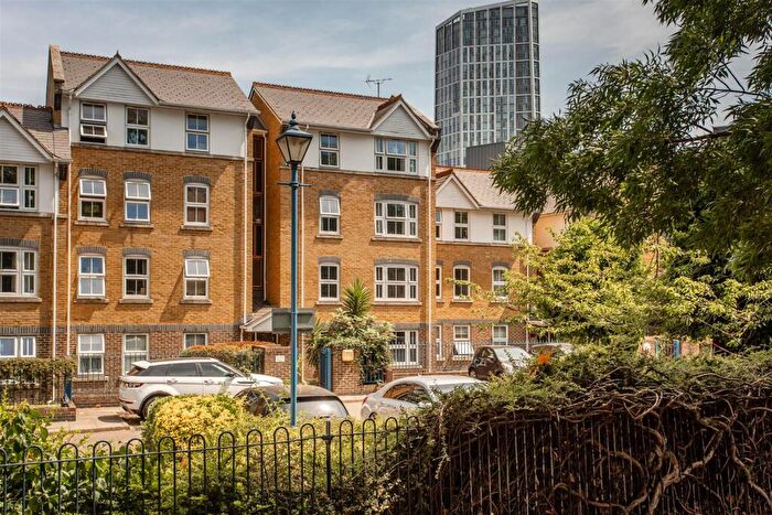 1 Bedroom Flat For Sale In Baldock Street, Bow, E3