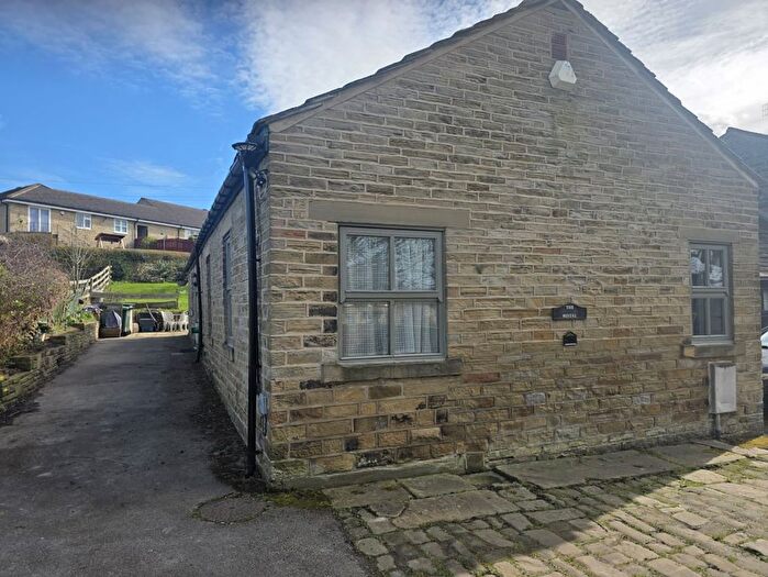 3 Bedroom Detached House To Rent In Leeds Road, Idle, BD10