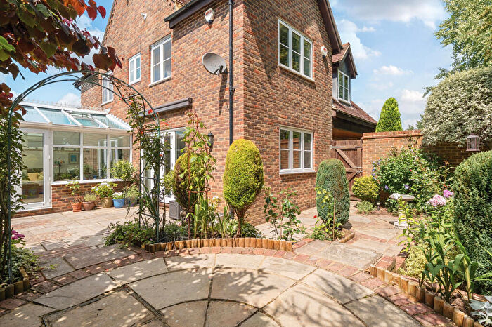 3 Bedroom Link Detached House For Sale In Wyvern Place, Warnham, RH12