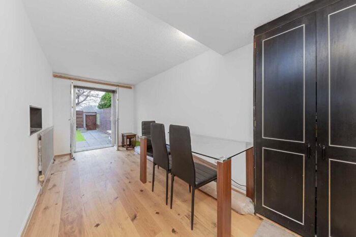 4 Bedroom Terraced House To Rent In Oakview Gardens, London, N2