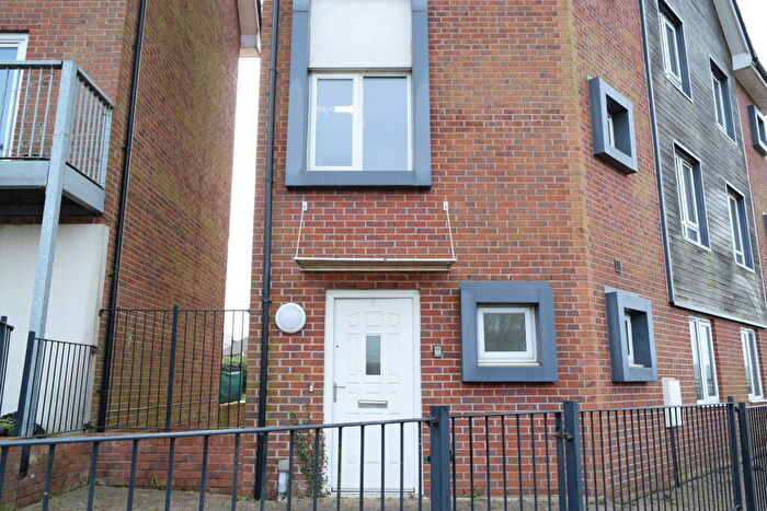 3 Bedroom Town House To Rent In Warwick Court, BB2