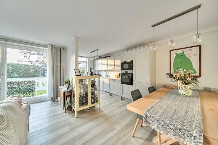 2 Bedroom Flat For Sale In Surbtion, Surrey, KT2