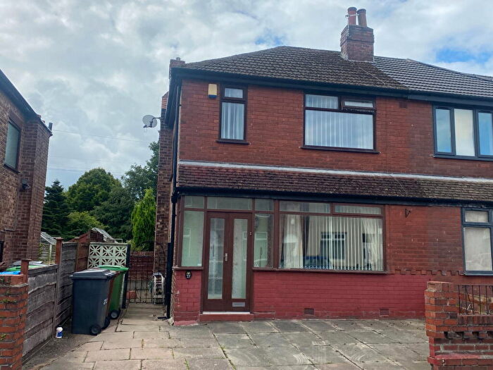 3 Bedroom Semi-Detached House For Sale In Chestnut Street, Chadderton, OL9
