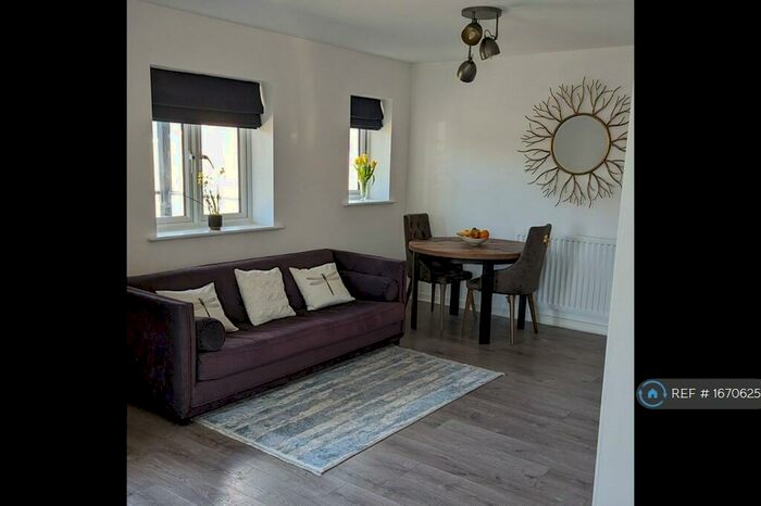 2 Bedroom Flat To Rent In Florence Close, Brentwood, CM13