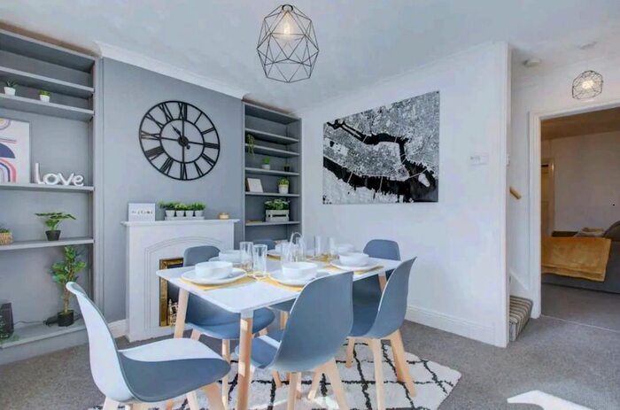 4 Bedroom Terraced House To Rent In York Road, Reading, RG1