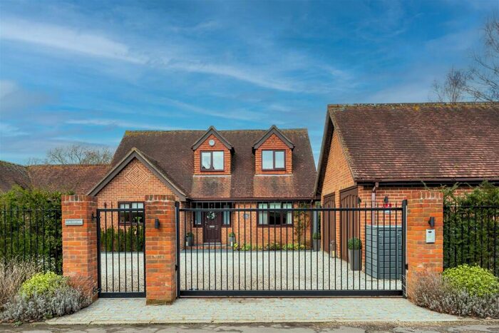 4 Bedroom Detached House For Sale In Coopers Pightle, Kidmore End, RG4