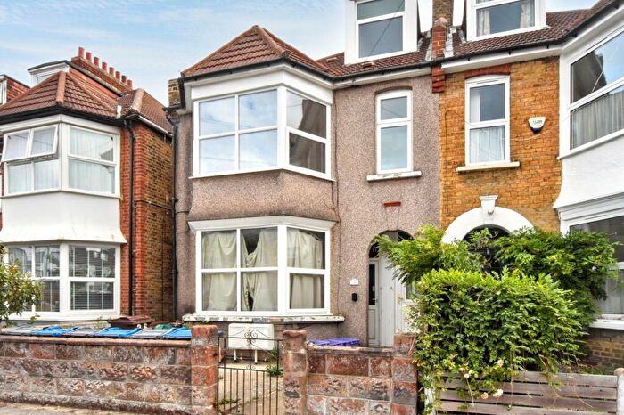 3 Bedroom Maisonette For Sale In Claremont Avenue, New Malden, KT3