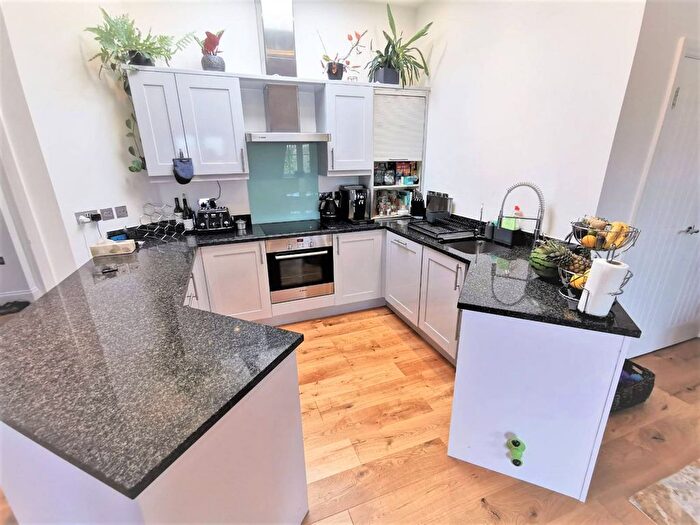 2 Bedroom Flat To Rent In Bushey Hall Drive, Bushey, WD23