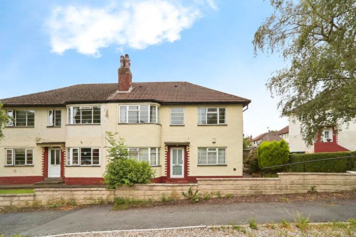 2 Bedroom Flat For Sale In Sandringham Crescent, Leeds, LS17