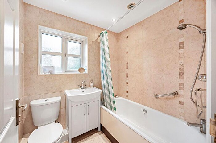 3 Bedroom Semi-Detached House For Sale In Braybrooke Close, Tetbury, GL8