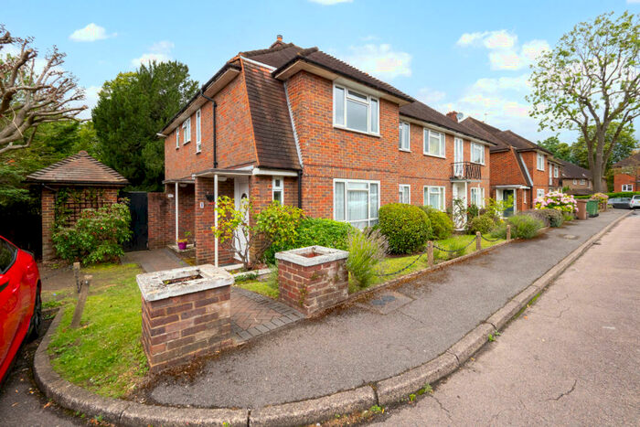 2 Bedroom Maisonette To Rent In Basildon Close, Sutton, SM2