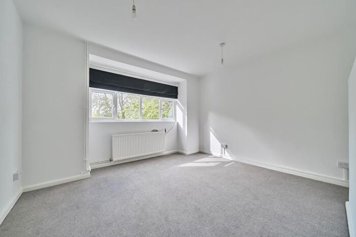 3 Bedroom Flat To Rent In Petersham Road, Richmond, TW10