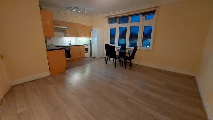 2 Bedroom Flat To Rent In Green Lanes, London, N21