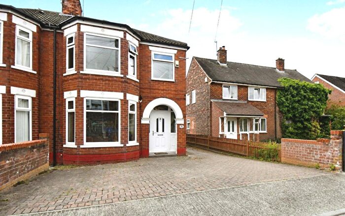 3 Bedroom Semi-detached House For Sale In Guildford Avenue, Hull, HU8