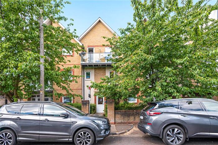 2 Bedroom Apartment To Rent In Gordon Road, Nunhead, London, SE15