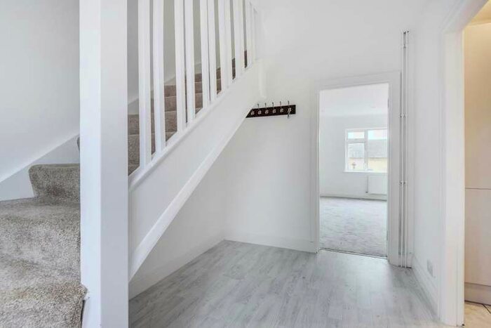 3 Bedroom Apartment To Rent In Stoneleigh, Surrey, KT19