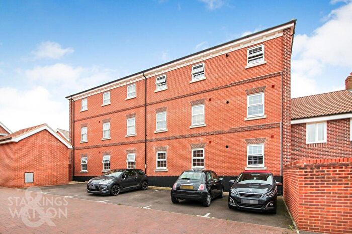 2 Bedroom Flat To Rent In Trinity Square, Loddon, Norwich, NR14