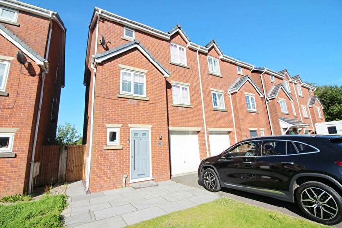 4 Bedroom Semi-Detached House To Rent In Valley View, Bury, BL8