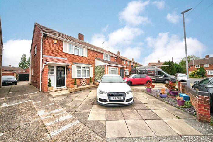 3 Bedroom Semi Detached House For Sale In Eastfield Close, Luton, Bedfordshire, LU2